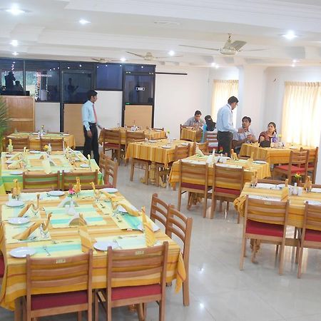 Periyar Meadows Hotel คุมาราคม ภายนอก รูปภาพ