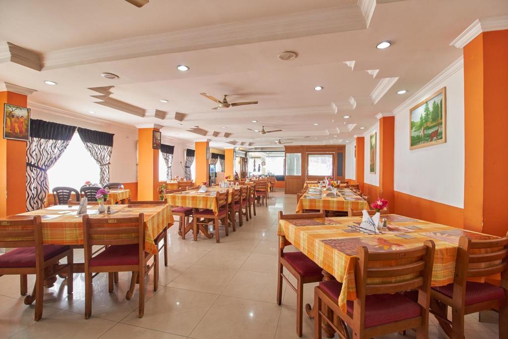 Periyar Meadows Hotel คุมาราคม ภายนอก รูปภาพ